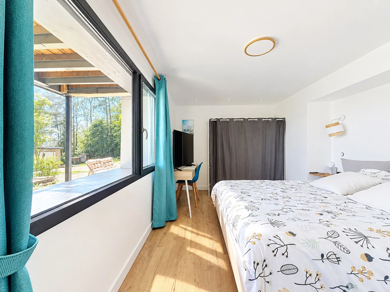 Chambre avec vue sur le jardin et fenêtres en angle