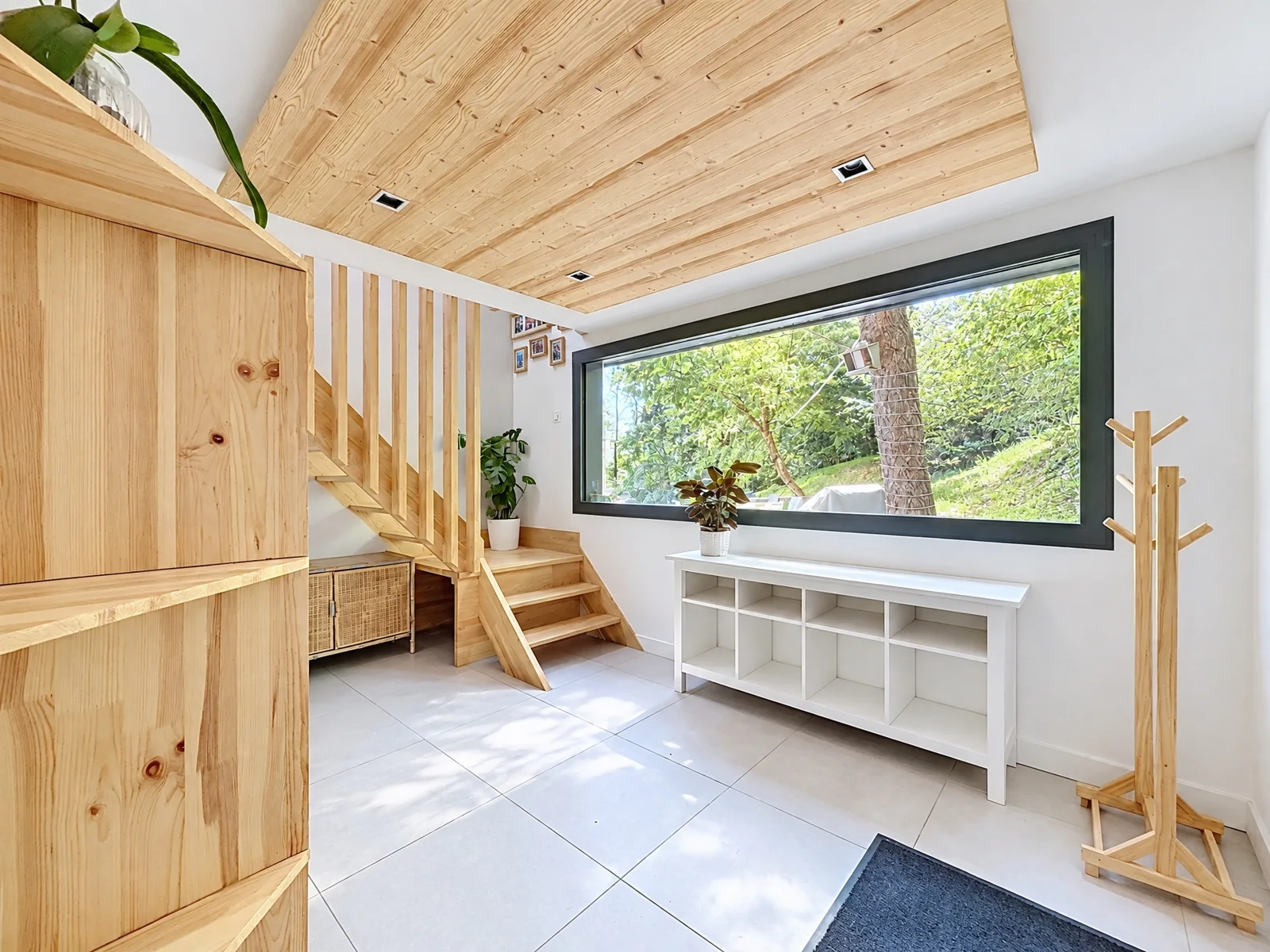 Escalier en bois dans une entrée vitrée