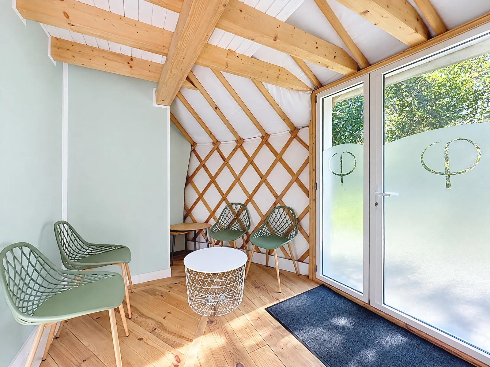 Salle d’eau en bois avec une porte ouverte sur la terrasse