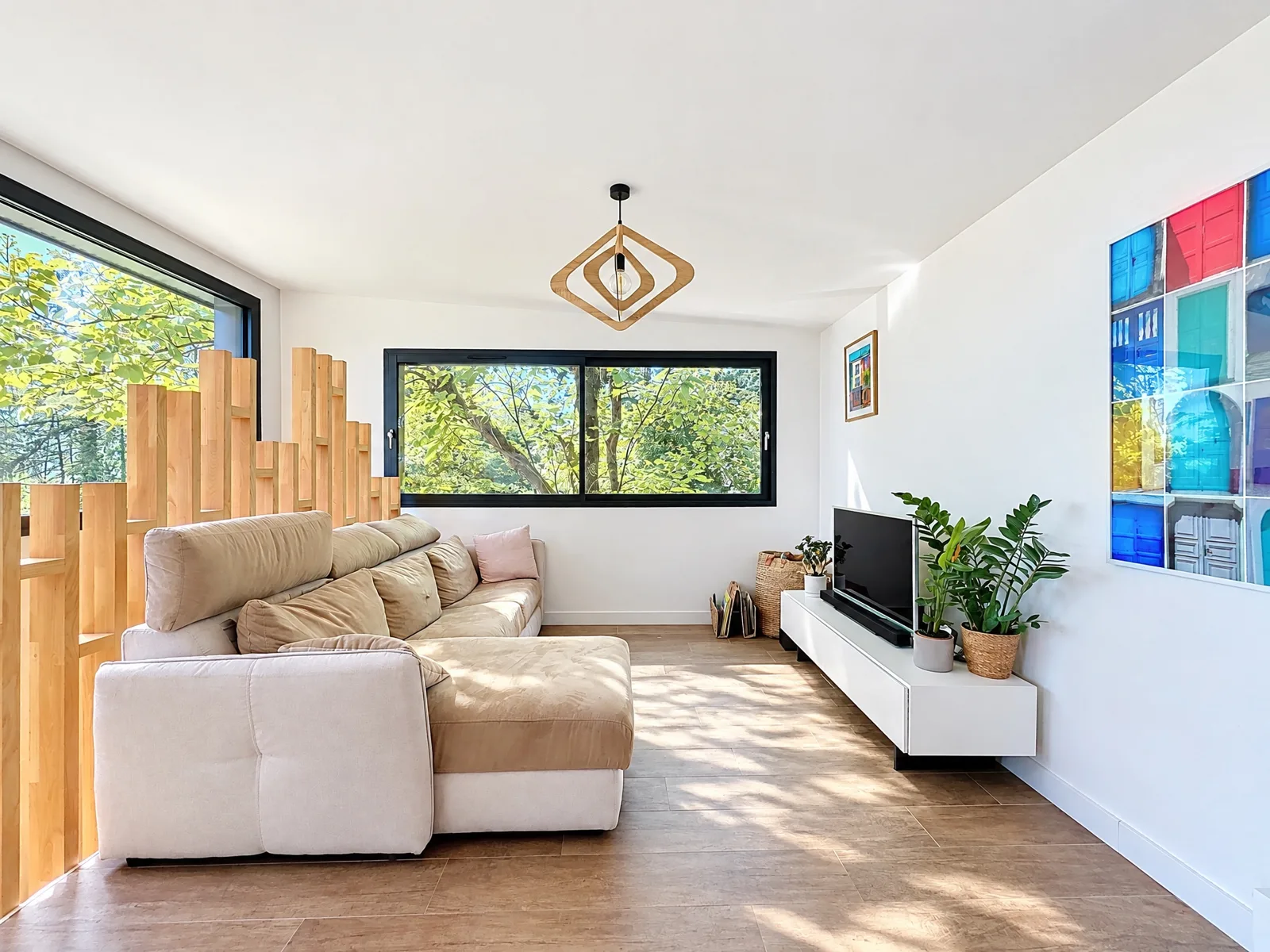 Salon avec canapé clair et meubles en bois