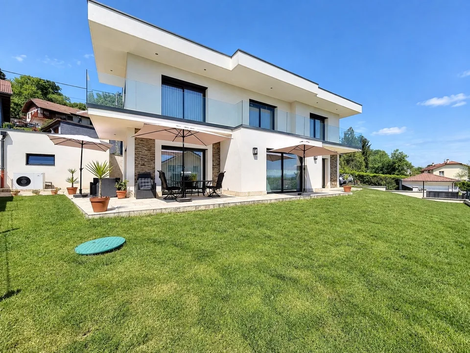 Villa contemporaine avec jardin et terrasse